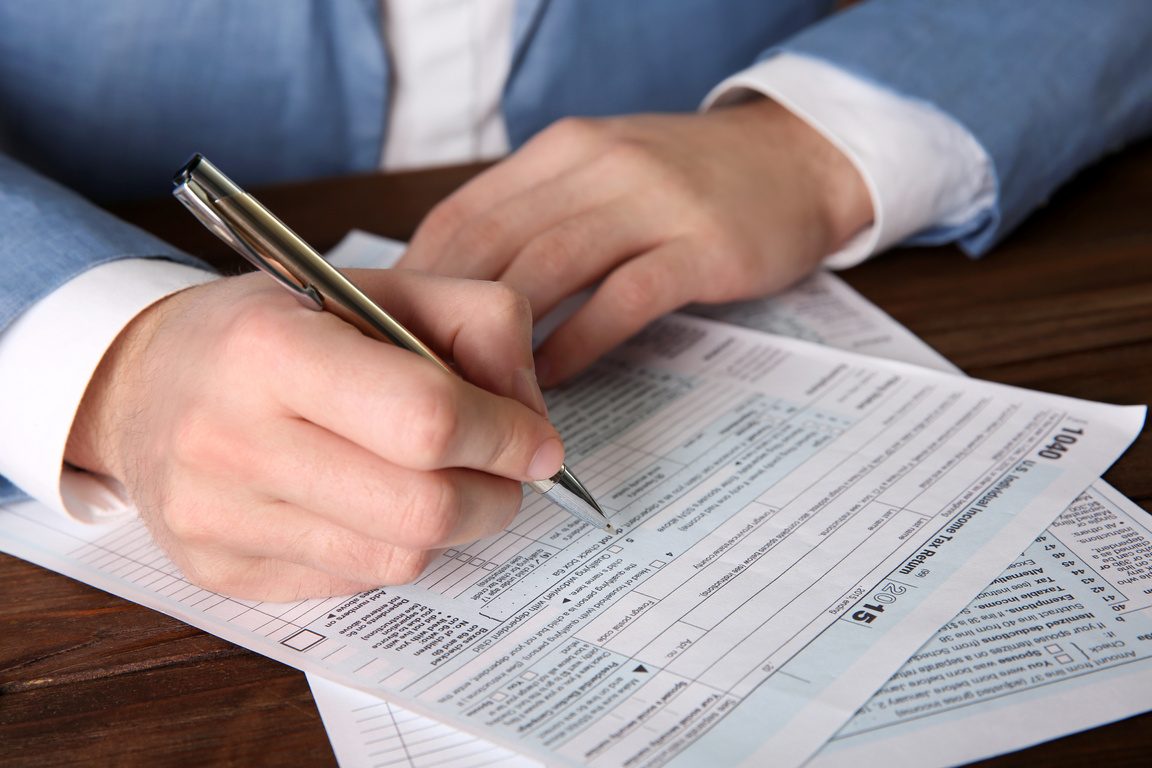 Persona firmando un documento legal